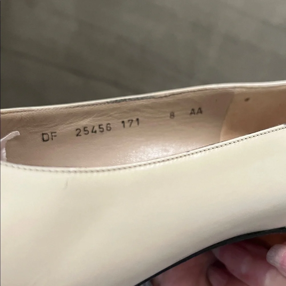 Vintage Salvatore Ferragamo cream/black oxford style pumps, size 8 AA